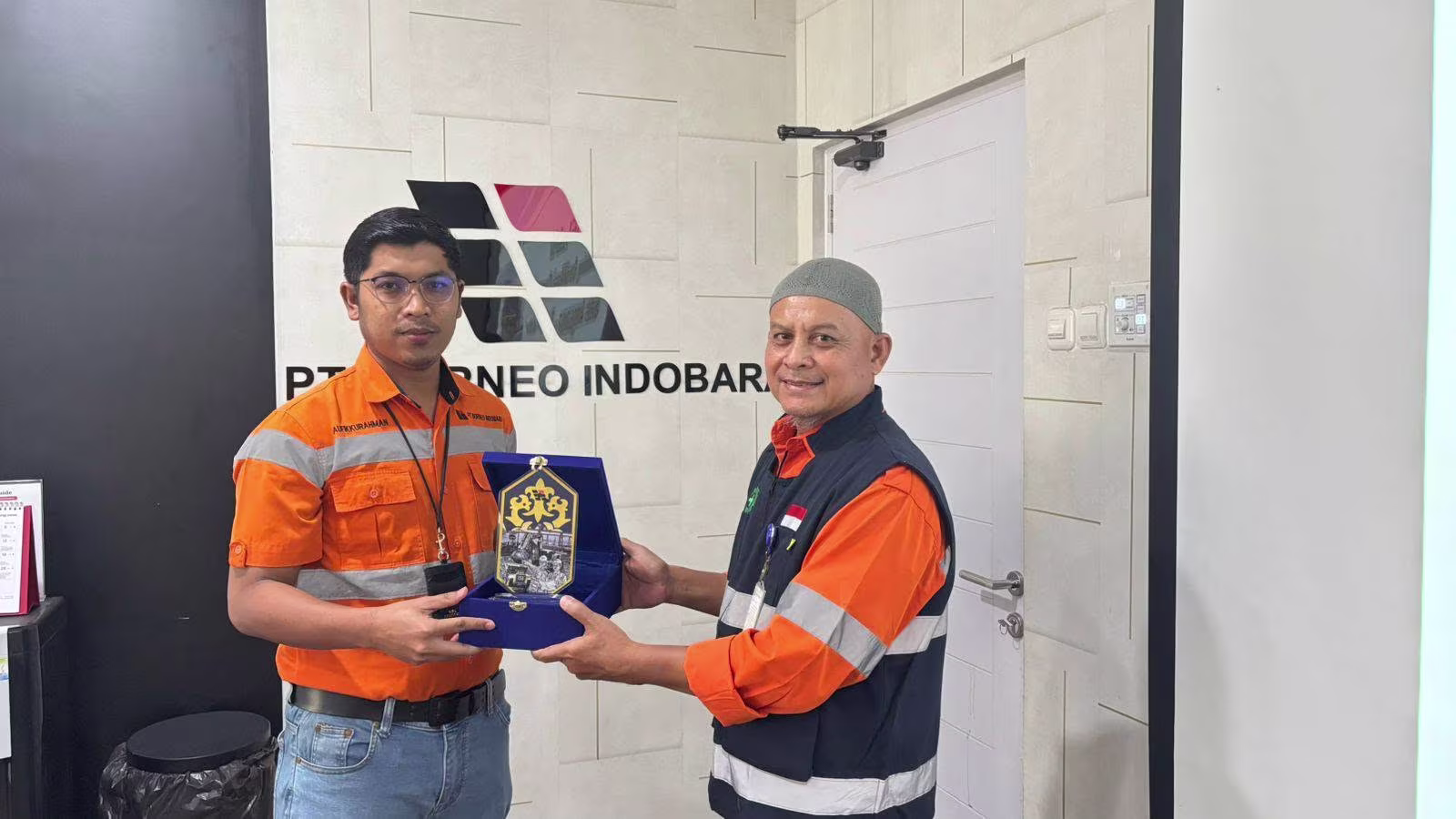 Penyerahan Penghargaan & Souvenir Kemitraan Tambang